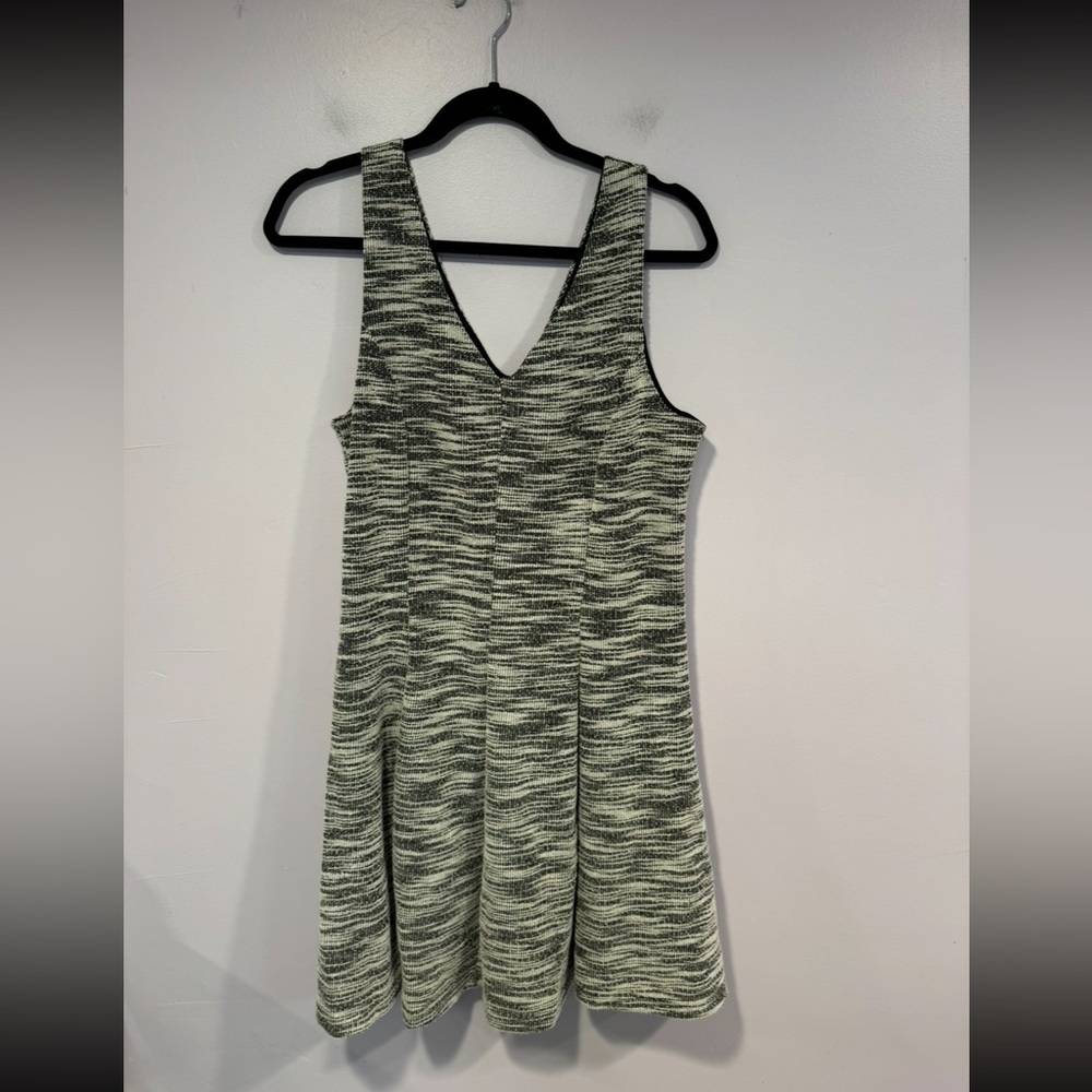 The limited black and white stripe patterned work dress‎